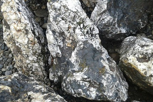 Kamenclub.ru: Черный гранит - кварцит фр. 100-500 мм.  купить в Новороссийске мрамор гранит черный с белыми прожилками, серый, белый валун скальный колотый 7000 руб/т   фото КАМЕНЬ КЛУБ