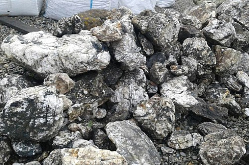 Kamenclub.ru: Черный гранит - кварцит фр. 500-1000 мм.  купить в Новороссийске гранит кварцит черный серый белый скальный колотый валун 9750 руб/т   фото КАМЕНЬ КЛУБ