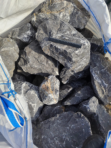 Kamenclub.ru: Черный мрамор скальник фр. 100-500 мм.  купить в Новороссийске мрамор черный белый серый крупный колотый валун ландшафтный 8500 руб/т   фото КАМЕНЬ КЛУБ