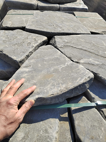 Kamenclub.ru: Песчаник пластушка светло-серый (4,0 - 6,0 см)  купить в Новороссийске плитняк - пластушка светло-серый песчаник 12600 руб/м3   фото КАМЕНЬ КЛУБ