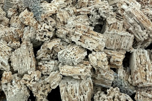 Kamenclub.ru: Крымский природный меотис фр. 100-500 мм.  купить в Новороссийске меотис бежевый рыжий молочный желтый ракушечник 4 500 руб/т   фото КАМЕНЬ КЛУБ