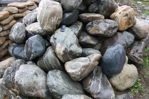 Kamenclub.ru: Речной валун Кабанчик фр.300-500 мм.  купить в Новороссийске крупный природный камень галька серый, темно-серый речной валун галечник масштабный 7000 руб/т   фото КАМЕНЬ КЛУБ