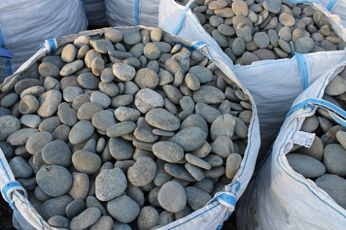 Kamenclub.ru: Галька речная плоская (ассорти) фр. 100-200-300 мм. купить  в Новороссийске галька плоская разноцветная серый белый темно-серый синий речная галька ландшафтная 8000 руб/т   фото КАМЕНЬ КЛУБ