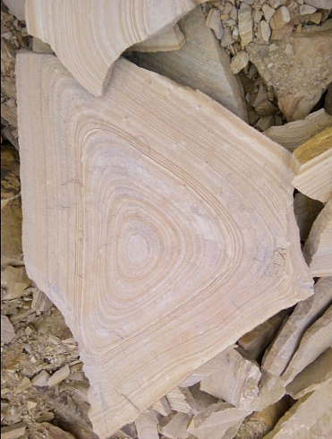 Kamenclub.ru: Форматный камень (плаха) пошаговая дорожка от 70-150 см (4 -12 см)  купить в Новороссийске плитняк  форматный плаха желтый песчаник 9 000 руб/т   фото КАМЕНЬ КЛУБ