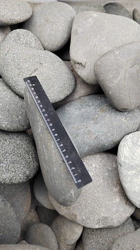 Kamenclub.ru: Галька речная плоская (темно-серая) фр. 70-150 мм. купить  в Новороссийске галечник природный темно-серый серый синий речная плоская природная окатанная  9000 руб/т   фото КАМЕНЬ КЛУБ