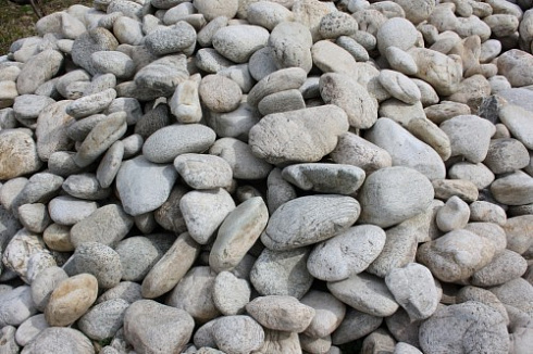 Kamenclub.ru: Бело-серый валунчик фр.100-300 мм.  купить в Новороссийске крупный камень для ландшафта серый, белый бело-серый валун крупная галька 4500 руб/т   фото КАМЕНЬ КЛУБ