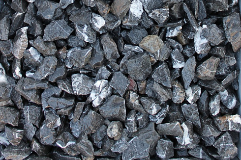 Kamenclub.ru: Щебень крошка черный (мрамор) фр. 40-70 мм.  купить в Новороссийске мрамор черный с белыми прожилками, черный, белый декоративный щебень 11000 руб/т   фото КАМЕНЬ КЛУБ