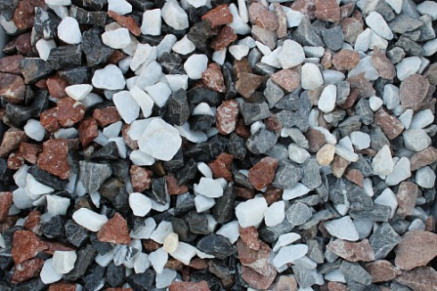 Kamenclub.ru: Мраморная крошка (щебень крошка микс : белый-черный-розовый) фр. 20-40 мм.  купить в Новороссийске мрамор белый, черный, розовый декоративная ландшафтная крошка 12000 руб/т   фото КАМЕНЬ КЛУБ