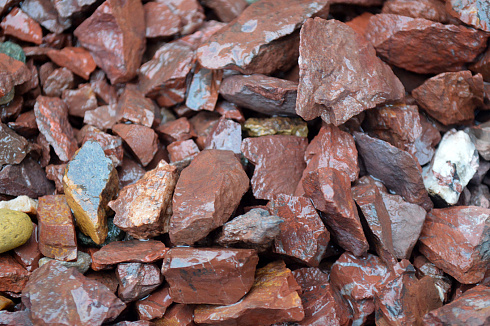 Kamenclub.ru: Щебень крошка красный (ЯШМА) фр. 5-10 мм.  купить в Новороссийске крошка каменная яшмы красный, бордовый, темно-красный декоративная крошка ландшафтная каменная яшмоидная 8500 руб/т   фото КАМЕНЬ КЛУБ