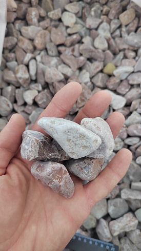 Kamenclub.ru: Мраморная крошка (щебень галтованный розовый) фр.20-40 мм.  купить в Новороссийске мрамор розовый, красный оголтованный округлый щебень  15000 руб/т   фото КАМЕНЬ КЛУБ