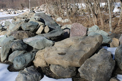 Kamenclub.ru: Гранит скальник (серо-зеленый) фр. 500-1500 мм.  купить в Новороссийске гранит мрамор  серый зеленый темно-серый глыба скальная колотая ландшафтная 7 500 руб/т   фото КАМЕНЬ КЛУБ