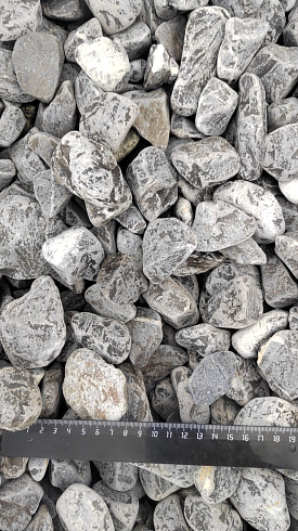 Kamenclub.ru: Щебень галтованный черный (мрамор) фр.40-70 мм.  купить в Новороссийске мрамор черный с белыми прожилками, черный, белый щебень галтованный округлый 13500 руб/т   фото КАМЕНЬ КЛУБ