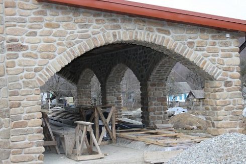 Kamenclub.ru: Песчаник для строительства и кладки блочный (фр 100-200 мм)  купить в Новороссийске песчаник бежевый серый рыжий валун мелкий для строительства песчаник 6500 руб/т   фото КАМЕНЬ КЛУБ