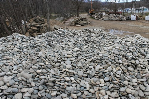 Kamenclub.ru: Галька речная плоская (ассорти) фр. 100-200-300 мм купить  в Новороссийске галька галечник природный серый, белый темно-серый синий рыжий светло-серый природная галька плоская крупная 8000 руб/т   фото КАМЕНЬ КЛУБ