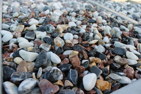 Kamenclub.ru: Мраморная крошка (щебень галтованный микс:белый-черный-розовый-медовый) фр.10-20 мм.  купить в Новороссийске мрамор белый, медовый, черный, розовый мраморный декоративный ландшафтный окатанный округлый галтованный щебень 15500 руб/т   фото КАМЕНЬ КЛУБ