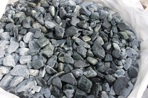 Kamenclub.ru: Щебень галтованный зеленый (змеевик) фр. 50-100 мм.  купить в Новороссийске галтовка мраморная зеленый, салатовый мрамор 12 500 руб/т   фото КАМЕНЬ КЛУБ