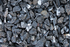 Kamenclub.ru: Щебень крошка черный (мрамор) фр. 5-10 мм.  купить в Новороссийске мрамор черный с белыми прожилками, черный, белый мраморная крошка декоративная ландшафтная 11000 руб/т   фото КАМЕНЬ КЛУБ