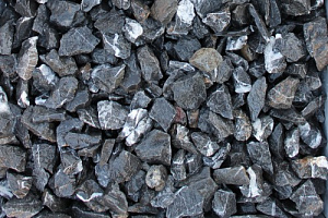 Kamenclub.ru: Щебень крошка черный (мрамор) фр. 5-10 мм.  купить в Новороссийске мрамор черный с белыми прожилками, черный, белый мраморная крошка декоративная ландшафтная 11000 руб/т   фото КАМЕНЬ КЛУБ