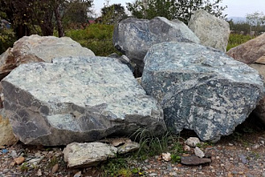 Kamenclub.ru: Змеевик скальник фр. 500-1500 мм.  купить в Новороссийске змеевик зеленый серый черный глыба скальная колотая 7500 руб/т   фото КАМЕНЬ КЛУБ