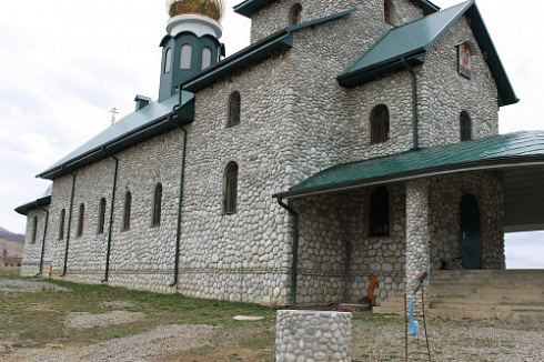 Kamenclub.ru: Галька речная плоская (бело-серая) фр. 100-200-300 мм. купить  в Новороссийске галька речная плоская серый, белый, бело-серый, серо-белый речная галька плоская  9000 руб/т   фото КАМЕНЬ КЛУБ