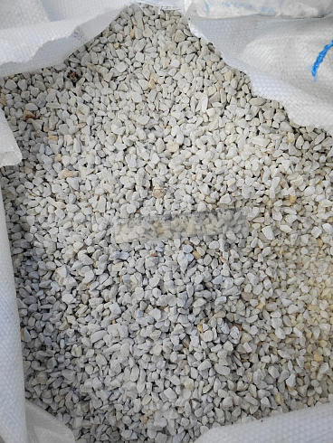 Kamenclub.ru: Мраморная крошка, щебень, цвет-белый, фр. 5-10 мм.  купить в Новороссийске мрамор белый, айвори, молочный мраморная каменная крошка ландшафтная 12000 руб/т   фото КАМЕНЬ КЛУБ