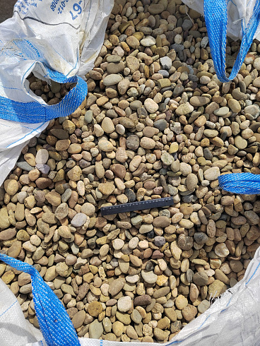 Kamenclub.ru: Галька речная окат рыжая фр. 20-40 мм. купить  в Новороссийске галька речная окатанная рыжая желтая серая округлая речная галька 5000 руб/т   фото КАМЕНЬ КЛУБ