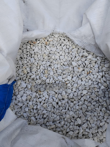 Kamenclub.ru: Мраморная крошка, щебень, цвет-белый, фр. 10-20 мм.  купить в Новороссийске мрамор белый, молочный айвори каменная ландшафтная декоративная крошка шебня 12000 руб/т   фото КАМЕНЬ КЛУБ