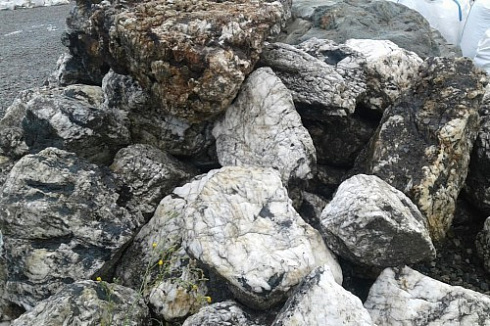 Kamenclub.ru: Черный гранит - кварцит фр. 500-1000 мм.  купить в Новороссийске гранит кварцит черный серый белый скальный колотый валун 9750 руб/т   фото КАМЕНЬ КЛУБ