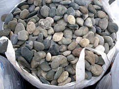 Kamenclub.ru: Галька речная плоская (ассорти) фр. 100-200-300 мм купить в Новороссийске галька галечник природный серый, белый темно-серый синий рыжий светло-серый природная галька плоская крупная 8000 руб/т   фото КАМЕНЬ КЛУБ