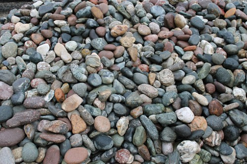 Kamenclub.ru: Галька окат (цветная картошка) фр. 50-100 мм. купить  в Новороссийске галька природная окатанная серый белый цветной синий темно-серый коричневый округлый галечник окатанный 6800 руб/т   фото КАМЕНЬ КЛУБ
