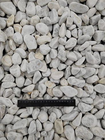 Kamenclub.ru: Мраморная крошка (щебень галтованный белый) фр.40-70 мм.  купить в Новороссийске мрамор белый молочный айвори окатанный округлый природный камень 17000 руб/т   фото КАМЕНЬ КЛУБ