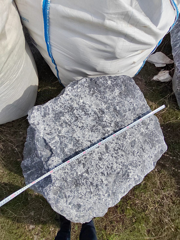 Kamenclub.ru: Черный мрамор скальник фр. 1000-1500 мм.  купить в Новороссийске мрамор черный белый серый крупный колотый валун ландшафтный 9000 руб/т   фото КАМЕНЬ КЛУБ