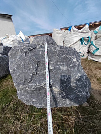 Kamenclub.ru: Черный мрамор скальник фр. 1000-1500 мм.  купить в Новороссийске мрамор черный белый серый крупный колотый валун ландшафтный 9000 руб/т   фото КАМЕНЬ КЛУБ