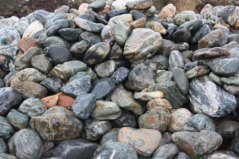 Kamenclub.ru: Ландшафтные валунчики фр.100-500 мм.  купить в Новороссийске крупный природный камень серый, темно-серый, светло-серый речной валун крупный 4800 руб/т   фото КАМЕНЬ КЛУБ