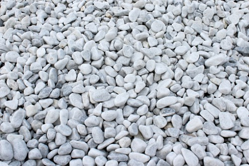 Kamenclub.ru: Щебень галтованный белый (мрамор) фр.5-10 мм.  купить в Новороссийске мрамор белый, айвори, молочный каменная мраморная декоративная ландшафтная крошка 17000 руб/т   фото КАМЕНЬ КЛУБ