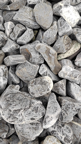 Kamenclub.ru: Щебень галтованный черный (мрамор) фр.40-70 мм.  купить в Новороссийске мрамор черный с белыми прожилками, черный, белый щебень галтованный округлый 13500 руб/т   фото КАМЕНЬ КЛУБ