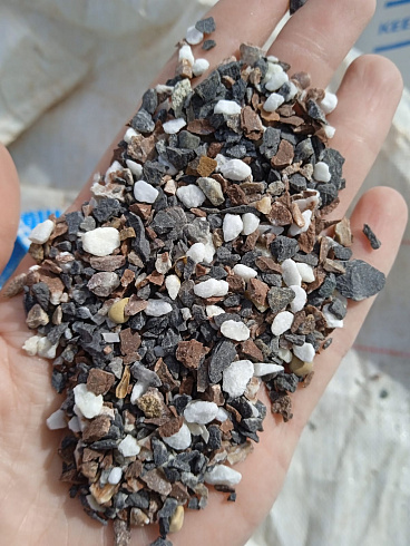 Kamenclub.ru: Мраморная крошка (щебень крошка микс : белый-черный-розовый) фр. 3-5 мм.  купить в Новороссийске мрамор белый, черный, розовый, разноцветный мраморная каменная крошка декорвтивная 12000 руб/т   фото КАМЕНЬ КЛУБ