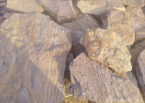 Kamenclub.ru: Песчаник пластушка "фонтанка" желтая (3,0 - 5,0 см)  купить в Новороссийске песчаник желтая, рыжий, желтый песчаник колотый рваный со сколом облицовочный 16200 руб/м3   фото КАМЕНЬ КЛУБ