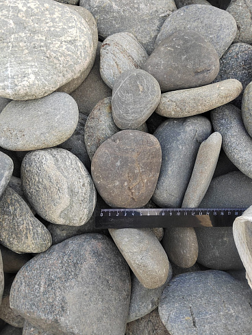 Kamenclub.ru: Галька речная плоская (ассорти) фр. 70-150 мм. купить  в Новороссийске галька галечник серый белый темно-серый синий светло-серый плоская природная галька  9000 руб/т   фото КАМЕНЬ КЛУБ