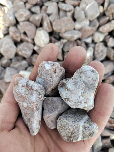 Kamenclub.ru: Мраморная крошка (щебень галтованный розовый) фр.20-40 мм.  купить в Новороссийске мрамор розовый, красный оголтованный округлый щебень  15000 руб/т   фото КАМЕНЬ КЛУБ