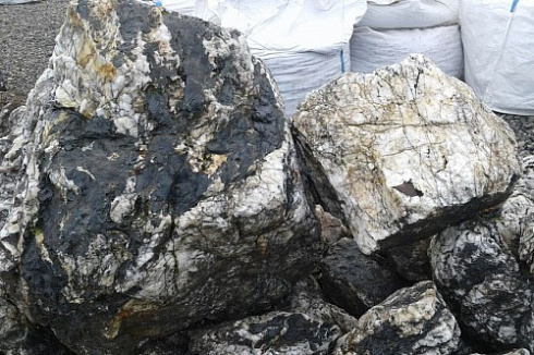 Kamenclub.ru: Черный гранит - кварцит фр. 500-1000 мм.  купить в Новороссийске гранит кварцит черный серый белый скальный колотый валун 9750 руб/т   фото КАМЕНЬ КЛУБ