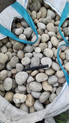 Kamenclub.ru: Галька речная окат (серо-белая) фр. 70-120 мм купить  в Новороссийске галька галечник бело-серая, серо-белая, серая, белая речная природная галька  8000 руб/т   фото КАМЕНЬ КЛУБ