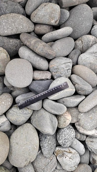 Kamenclub.ru: Галька речная окат (темно-серая) фр. 70-150 мм. купить  в Новороссийске галька речная темно-серая, синяя, серая речная галька округлая  8000 руб/т   фото КАМЕНЬ КЛУБ