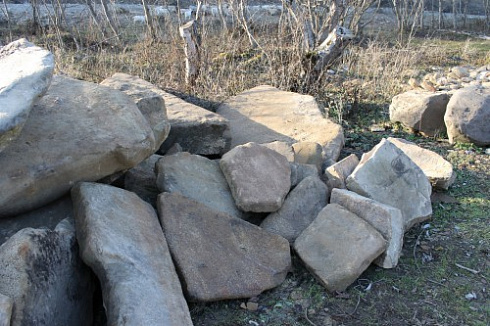 Kamenclub.ru: Песчаник плиты - плахи - пошаговые дорожки (фр. 70-150 мм)  купить в Новороссийске песчаник серый бежевый желтый зеленый колотый песчаник строительный 6500 руб/т   фото КАМЕНЬ КЛУБ