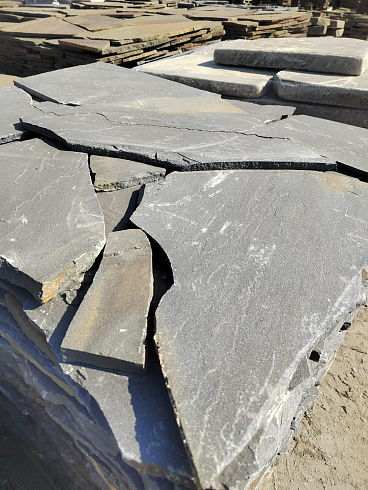 Kamenclub.ru: Песчаник пластушка светло-серый (3,0 см)  купить в Новороссийске песчаник светло-серый, серый песчаник рваный ландшафтный колотый 13800 руб/м3   фото КАМЕНЬ КЛУБ