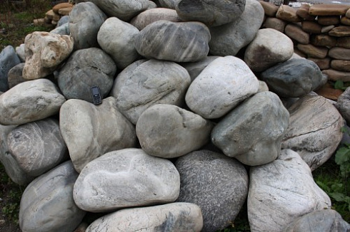 Kamenclub.ru: Речной валун Кабанчик фр.300-500 мм.  купить в Новороссийске крупный природный камень галька серый, темно-серый речной валун галечник масштабный 7000 руб/т   фото КАМЕНЬ КЛУБ