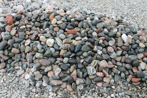 Kamenclub.ru: Галька окат (цветная картошка) фр. 50-100 мм. купить  в Новороссийске галька природная окатанная серый белый цветной синий темно-серый коричневый округлый галечник окатанный 6800 руб/т   фото КАМЕНЬ КЛУБ