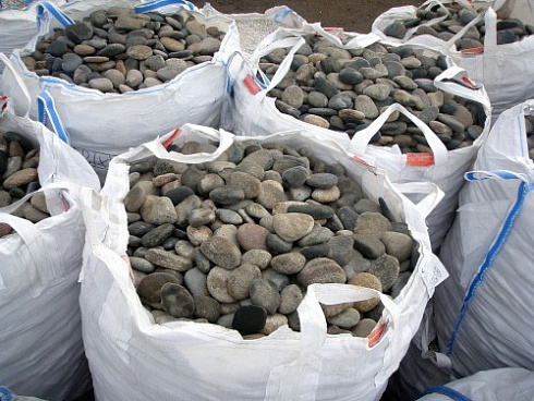 Kamenclub.ru: Галька речная плоская (ассорти) фр. 70-150 мм. купить  в Новороссийске галька галечник серый белый темно-серый синий светло-серый плоская природная галька  9000 руб/т   фото КАМЕНЬ КЛУБ
