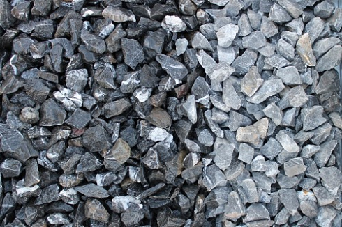 Kamenclub.ru: Щебень крошка черный (мрамор) фр. 20-40 мм.  купить в Новороссийске мрамор черный с белыми прожилками мраморная каменная крошка 11000 руб/т   фото КАМЕНЬ КЛУБ