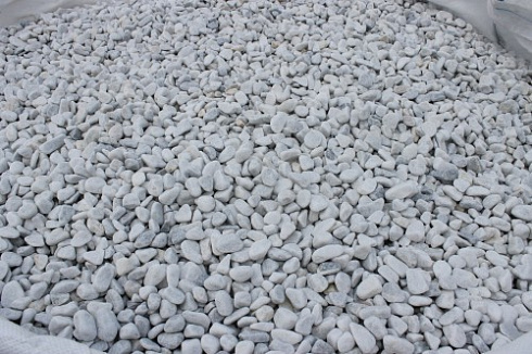 Kamenclub.ru: Мраморная крошка (щебень галтованный белый) фр.10-20 мм.  купить в Новороссийске мрамор белый, молочный, айвори окатанный округлый декоративный ландшафтный щебень 17000 руб/т   фото КАМЕНЬ КЛУБ